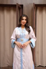 ⁦قفطان مغربي فاخر بلونين مع حزام أنيق من قماش الكريب⁩ - الصورة ⁦3⁩