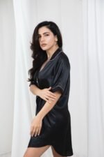 ⁦بيجامة نوم نسائي قصير من الساتان الفاخر بتصميم كلاسيكي مريح⁩ - الصورة ⁦6⁩