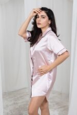 ⁦بيجامة نوم نسائي قصير من الساتان الفاخر بتصميم كلاسيكي مريح⁩ - الصورة ⁦3⁩