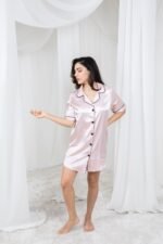 ⁦بيجامة نوم نسائي قصير من الساتان الفاخر بتصميم كلاسيكي مريح⁩ - الصورة ⁦2⁩