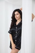 ⁦طقم بيجامة نوم ستان كلاسيكي قصير⁩ - الصورة ⁦3⁩