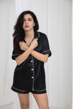 ⁦طقم بيجامة نوم ستان كلاسيكي قصير⁩ - الصورة ⁦2⁩