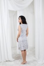 ⁦قميص نوم نسائي ناعم بنقشة عصرية⁩ - الصورة ⁦4⁩