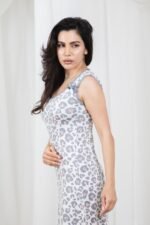 ⁦قميص نوم نسائي ناعم بنقشة عصرية⁩ - الصورة ⁦3⁩