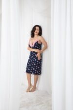 ⁦قميص نوم نسائي أنيق بتفاصيل الدانتيل الوردي⁩ - الصورة ⁦2⁩