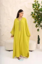 قفطان مغربي فاخر بتطريز تقليدي وحزام ذهبي أنيق