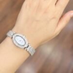 ساعة نسائية فضية أنيقة مرصعة بالكريستال بتصميم بيضاوي