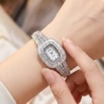 ساعة نسائية فضية فاخرة مرصعة بالكريستال بتصميم أنيق