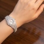 ساعة نسائية فضية فاخرة بتصميم مرصع بالكريستال