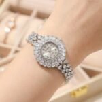 ساعة نسائية فضية فاخرة مرصعة بالكريستال بتصميم فاخر