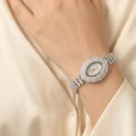 ساعة نسائية فضية فاخرة مرصعة بالكريستال بتصميم بيضاوي