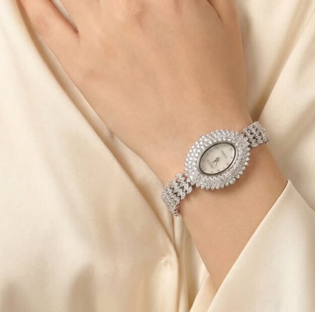 cropped-622801832_18041743691741393_6247490743432512081_n.jpg ساعة نسائية فضية فاخرة مرصعة بالكريستال بتصميم بيضاوي - الصورة 1