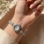 ساعة نسائية فضية فاخرة مرصعة بالكريستال اللامع
