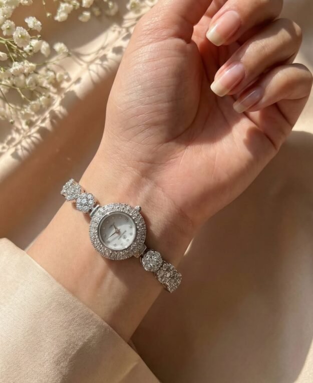 cropped-622803051_18041743556741393_4300061224233112903_n.jpg ساعة نسائية فضية فاخرة مرصعة بالكريستال اللامع - الصورة 1