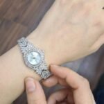 ساعة نسائية فضية فاخرة مرصعة بالكريستال بالكامل
