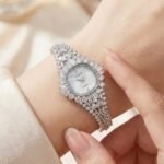 ساعة نسائية فضية أنيقة مرصعة بالكريستال بتصميم فاخر