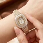 ساعة نسائية ذهبية فاخرة مرصعة بالكريستال بتصميم راقٍ