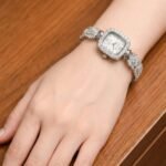 ساعة نسائية فضية فاخرة مرصعة بالكريستال