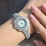 ساعة نسائية فضية فاخرة مرصعة بالكريستال بتصميم راقٍ
