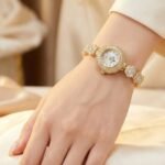 ساعة نسائية ذهبية فاخرة مرصعة بالكريستال