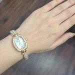 ساعة نسائية ذهبية أنيقة مرصعة بالكريستال بتصميم فاخر