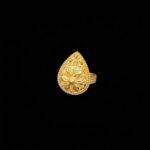 خاتم ذهبي بتصميم قطرة مزخرفة أنيق