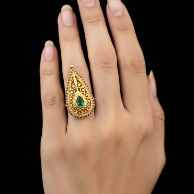 cropped-629473510_18043226786741393_7707972639068106751_n.jpg خاتم ذهبي فاخر بتصميم قطرة مع حجر أخضر - الصورة 1