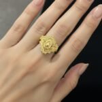 خاتم ذهبي فاخر بتصميم عربي مع حجر مركزي