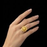 خاتم ذهبي بتصميم زهرة كلاسيكية أنيقة