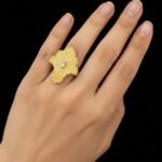 خاتم ذهبي فاخر بتصميم زهرة مع حجر لامع