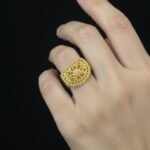 خاتم ذهبي فاخر بتصميم عربي مزخرف