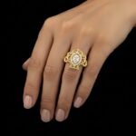 خاتم ذهبي فاخر بتصميم قطرة مع حجر لامع