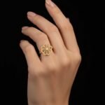 خاتم ذهبي بتصميم زهرة أنيق مع حجر لؤلؤي