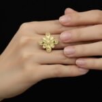 خاتم ذهبي بتصميم زهرة أنيقة مع حجر لؤلؤي