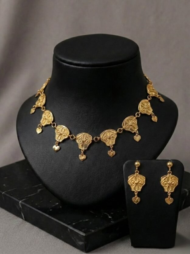 cropped-640469851_18045140519741393_5150316797461266630_n.jpg Gold accessory set with a traditional-inspired design. - Image 1