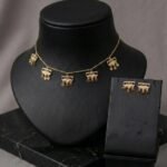 طقم إكسسوارات ذهبي أنيق بتصميم بسيط