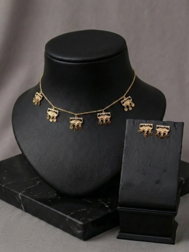 cropped-641233068_18045140474741393_3800203450957049727_n.jpg طقم إكسسوارات ذهبي أنيق بتصميم بسيط - الصورة 1