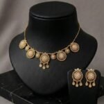 طقم إكسسوارات ذهبي بتفاصيل دائرية