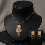 طقم إكسسوارات ذهبي أنيق بقلادة متدلية