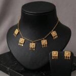 طقم إكسسوارات ذهبي بتصميم مربعات