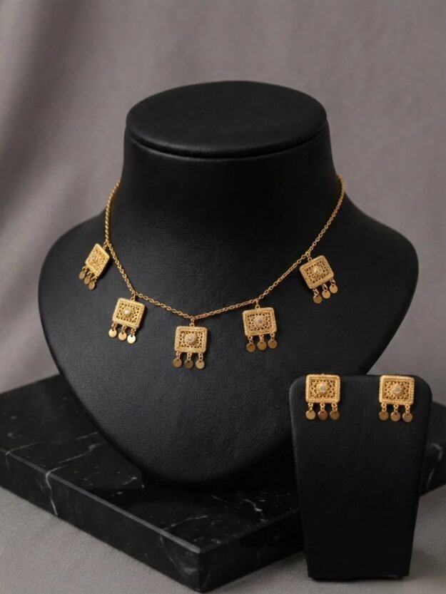 cropped-642417235_18045140528741393_8400238383840354132_n.jpg طقم إكسسوارات ذهبي بتصميم مربعات - الصورة 1