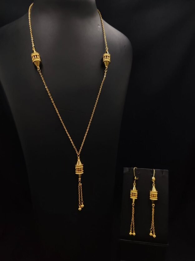 cropped-649214943_18046643540741393_7445619182552571157_n.jpg طقم مجوهرات ذهبي بتصميم أنيق وتعليقة متدلية - الصورة 1