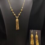 طقم مجوهرات ذهبي بتصميم شرقي متدلي أنيق