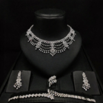 طقم مجوهرات فضي فاخر مرصع بالكريستال – عقد وأقراط وسوار وخاتم