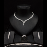 طقم مجوهرات فضي فاخر بتصميم V مرصع بالكريستال