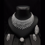 طقم مجوهرات فضي فاخر مرصع بالكريستال بتصميم متدرج