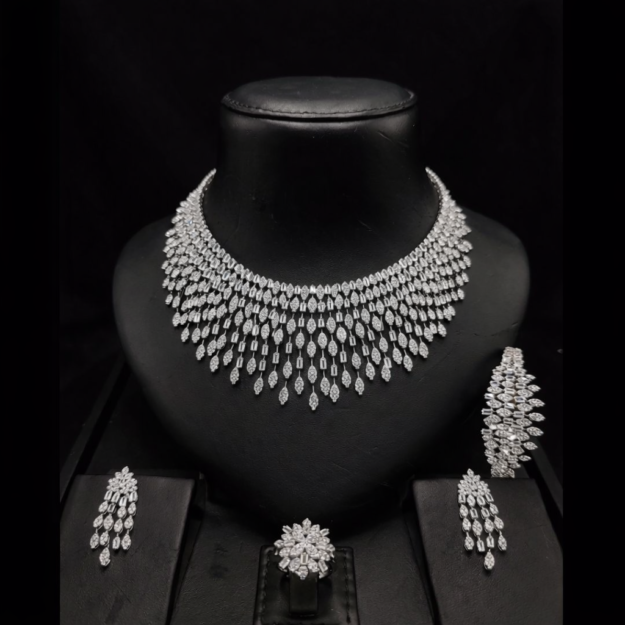 cropped-ChatGPT-Image-15-مارس-2026،-02_26_15-ص.png طقم مجوهرات فضي فاخر مرصع بالكريستال بتصميم متدرج - الصورة 1