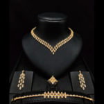 طقم مجوهرات ذهبي فاخر بتصميم V مرصع بالكريستال