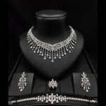 طقم مجوهرات فضي فاخر مرصع بالكريستال بتصميم متدلي