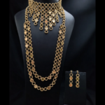 طقم عقد وأقراط ذهبي فاخر بتصميم حلقات أنيقة للنساء